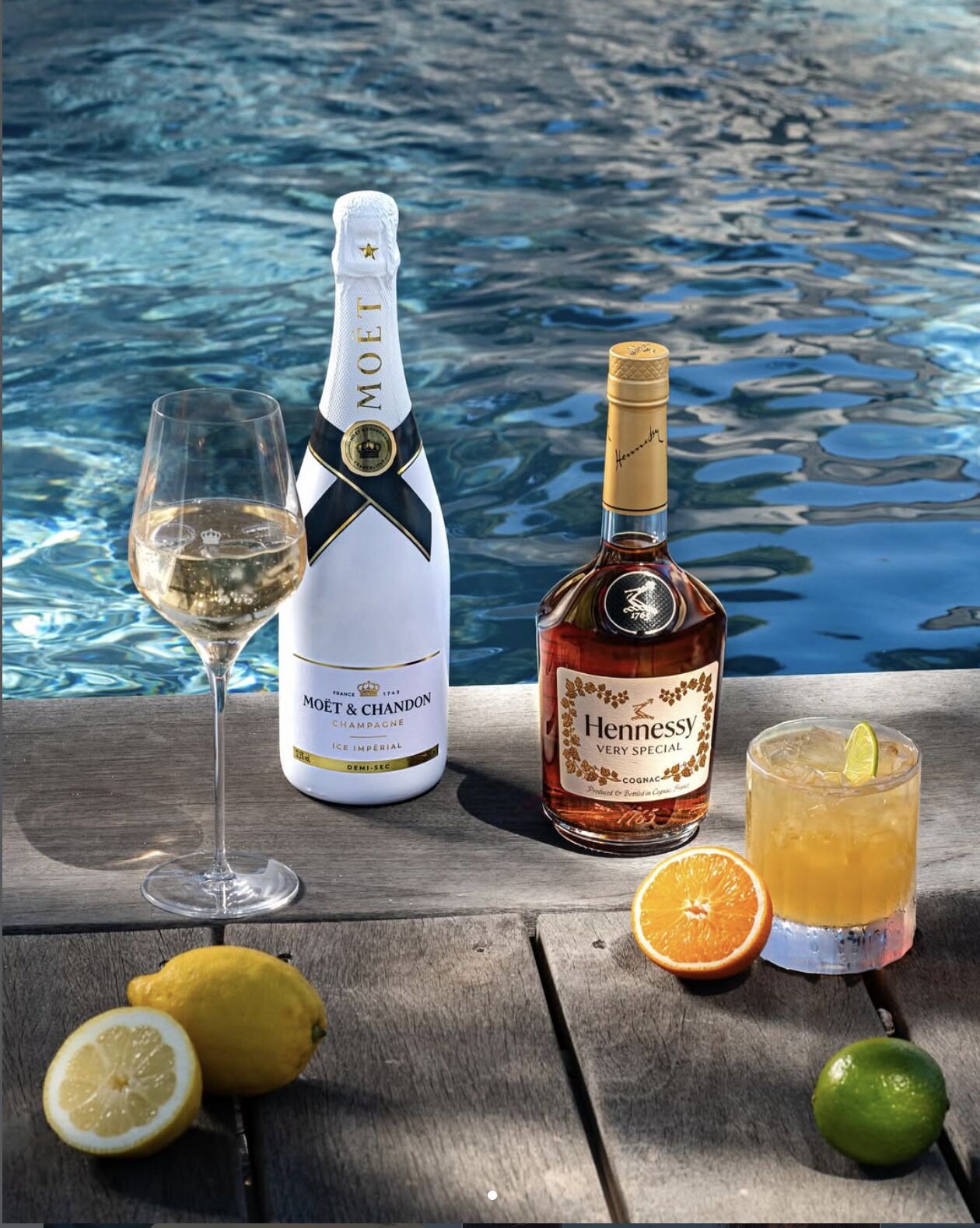 Moët Ice Impérial et Hennessy au bord d'une piscine